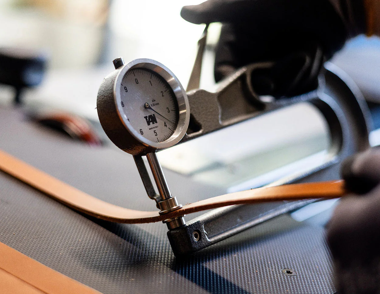 Belt strap thickness measurement during production